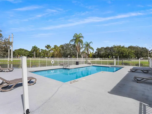 417 Vista Isles Dr, Sunrise, FL