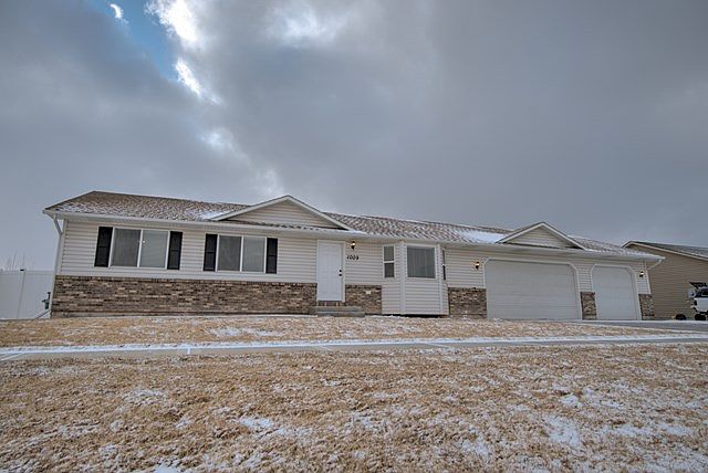 1st image of 1009 N Richland Dr