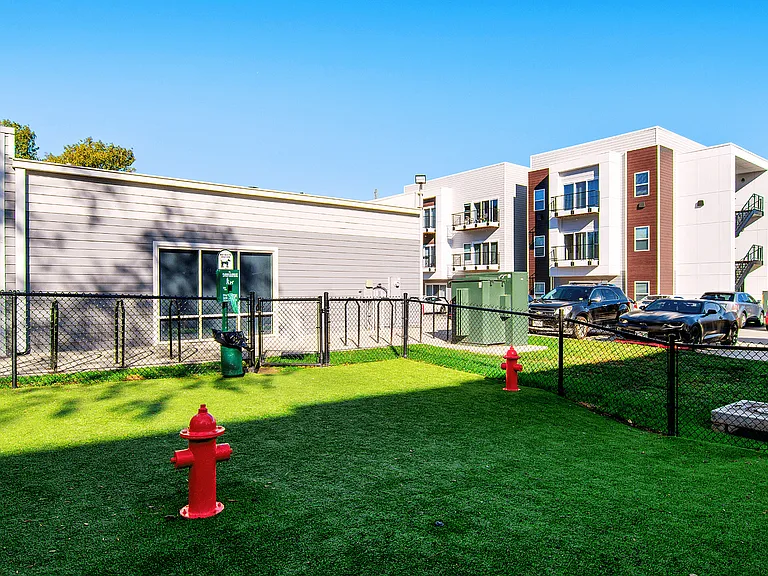 800 S Robberson Ave — Photo 3