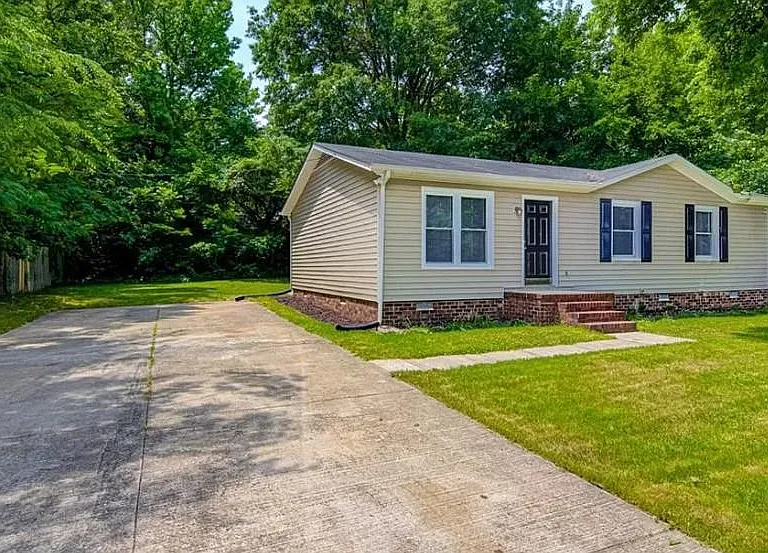 409 W Vandalia Rd — Photo 2