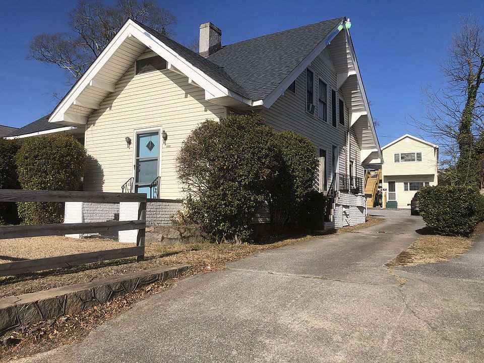 The driveway leading up to the studio apartment in back.