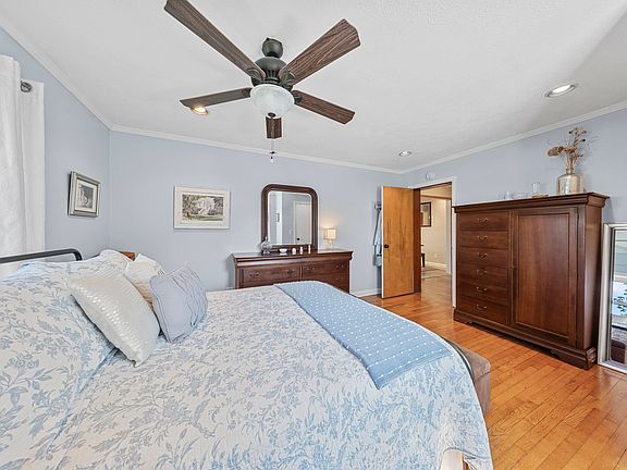 5th image of 4412 Grandview Dr