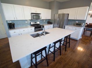 51 Erickson Ct, North Aurora, IL 60542