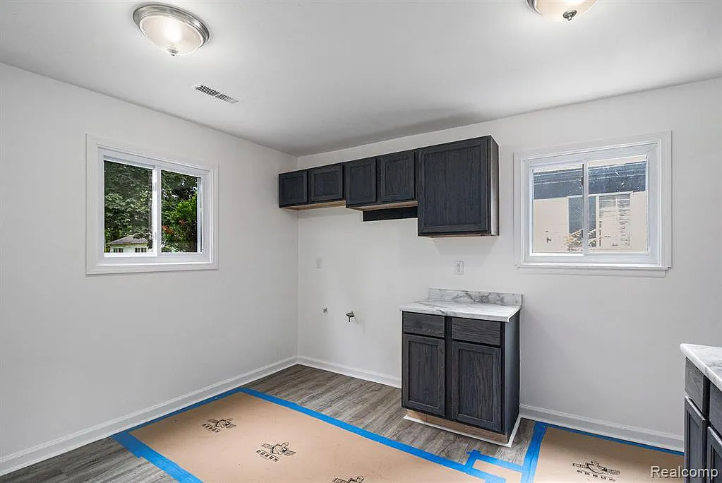 3 bed, 918 sqft, $1,300 — Photo 3