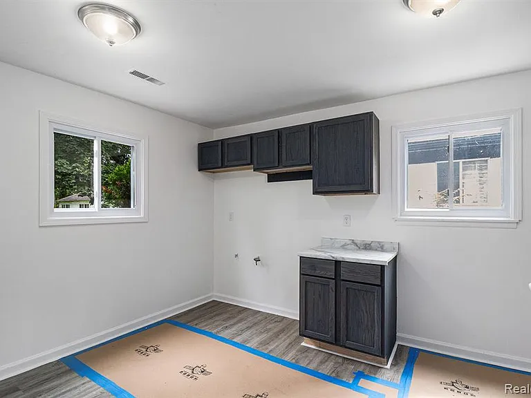 15835 Burgess St — Photo 3