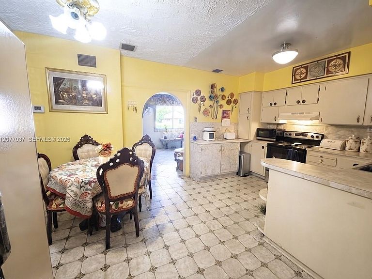 8210 NW 34th Ave