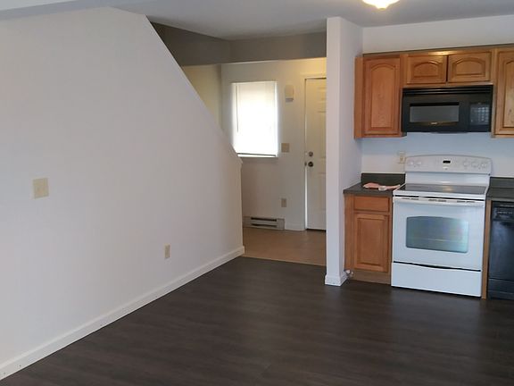 4th image of 17 Hillcrest St #A