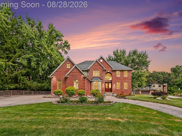 728 Troyvally St, Troy, MI 48098