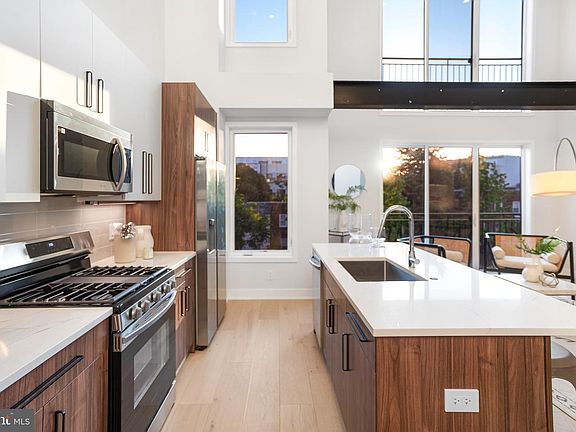 4th image of 845 19th St NE #Penthouse 10