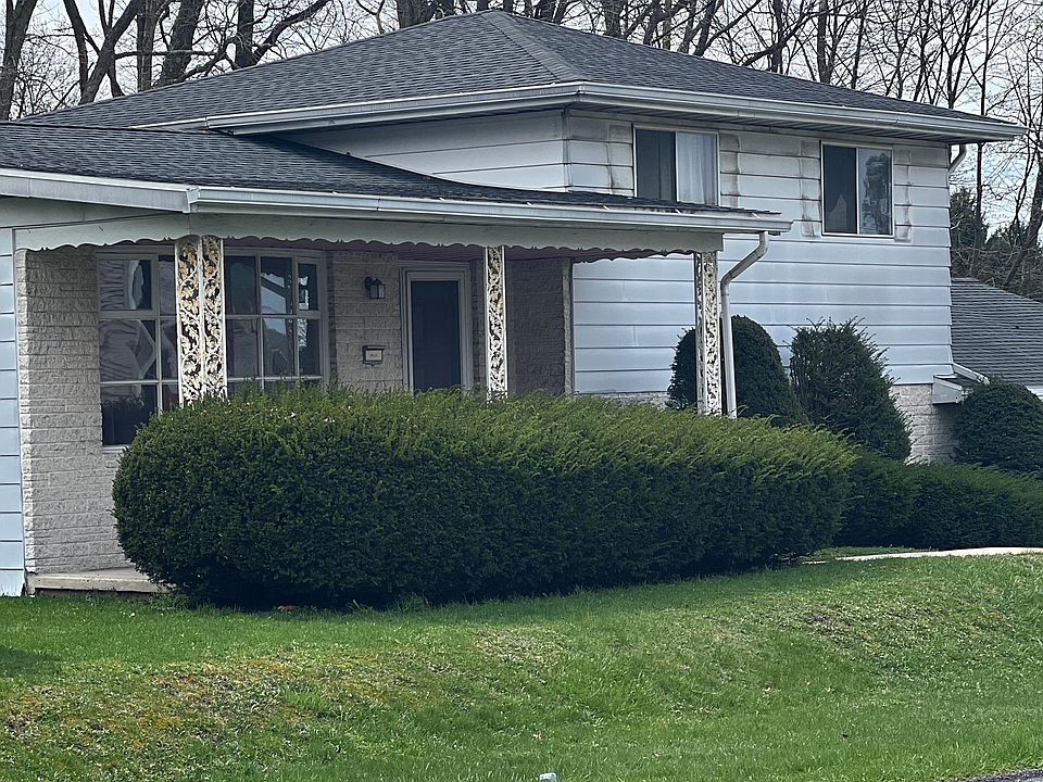 1st image of 300 S Spencer St