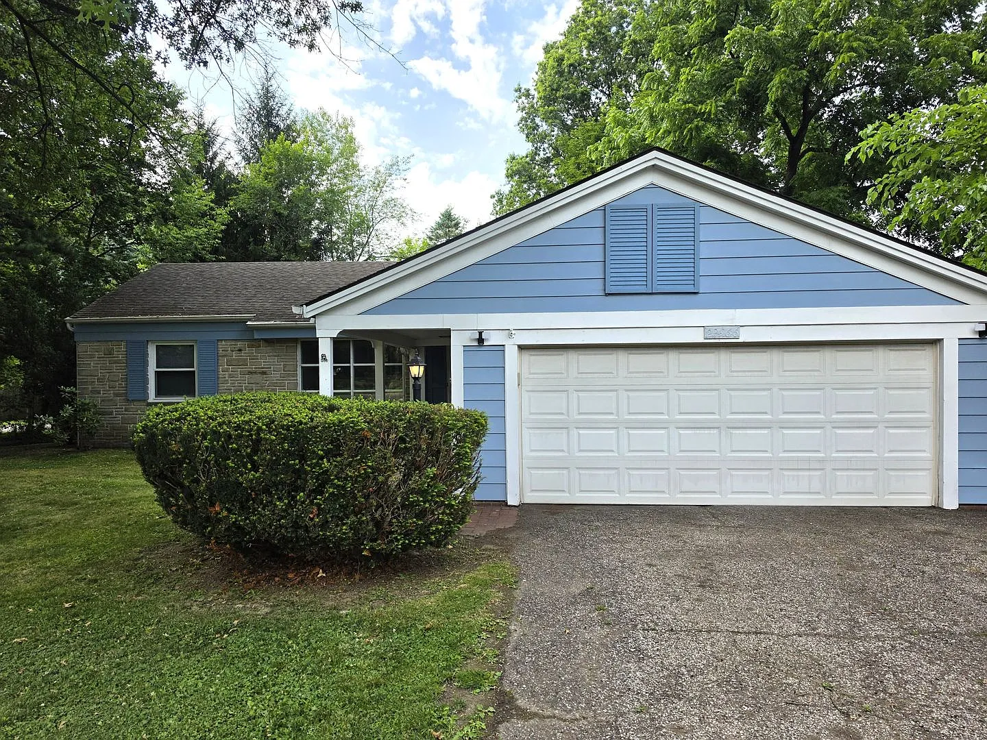 Charming 3-Bedroom Home in Fairview Park — Photo 1