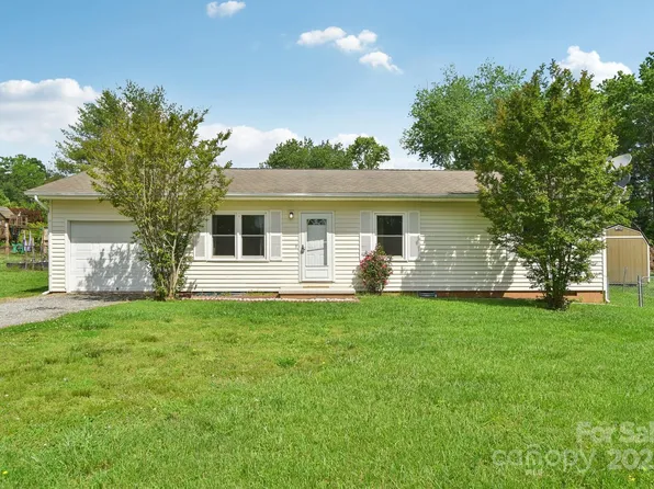 1181 Runway Dr, Hendersonville, NC 28792