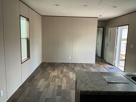 4th image of 406 Queen Ct