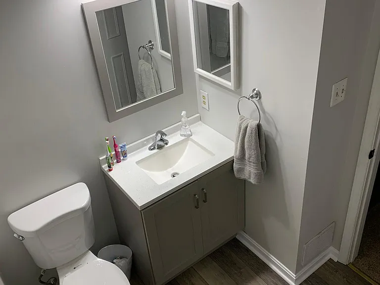 Upstairs Guest Bath (1 of 2)
