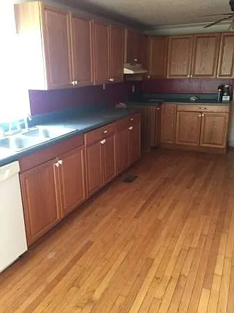 977 Saturn St Photo 1