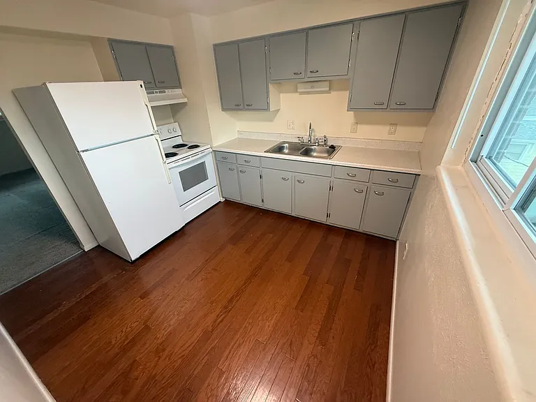 225 Terry St — Photo 3