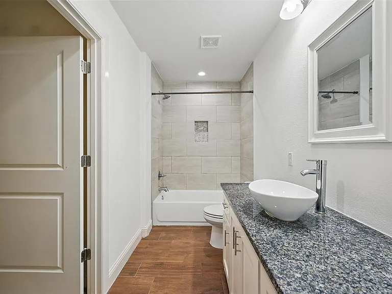 609 E Carter St — Photo 15