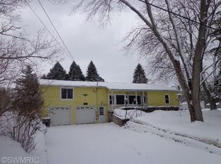 211 W Lytle St, Ionia, MI 48846