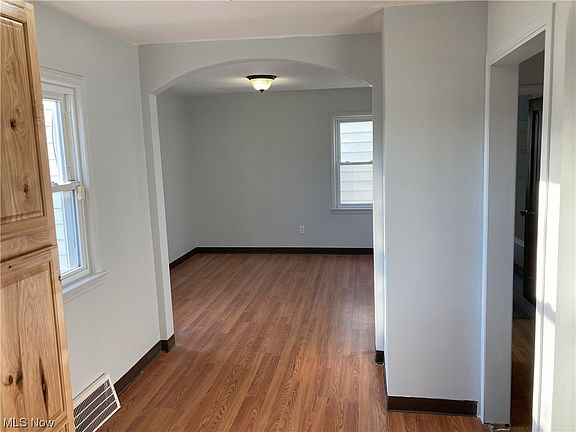 5th image of 336 E 328th St