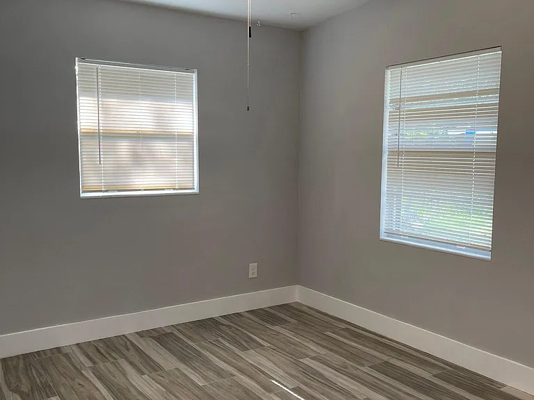 560 Iris Rd — Photo 7
