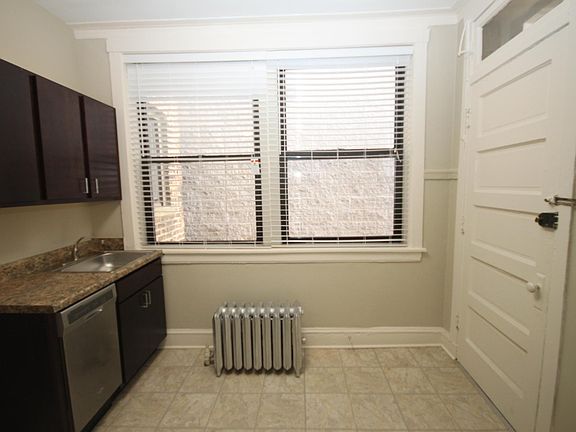 4th image of 807 W Cornelia Ave APT 1E