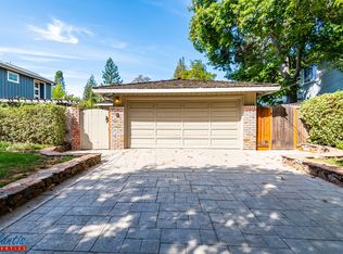 81 Walnut Ave, Atherton, CA 94027