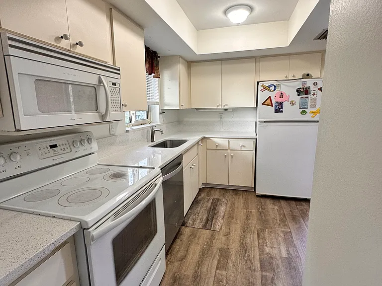 535 Parkdale Mews #535 — Photo 3