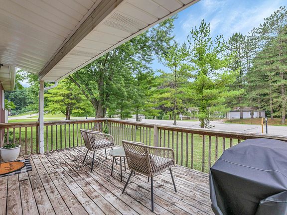 4th image of 2968 Pleasant Dr NE