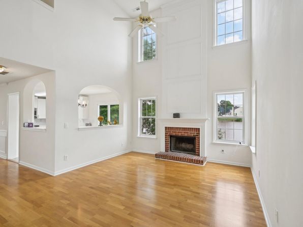 510 N Waters Edge Dr, Durham, NC 27703