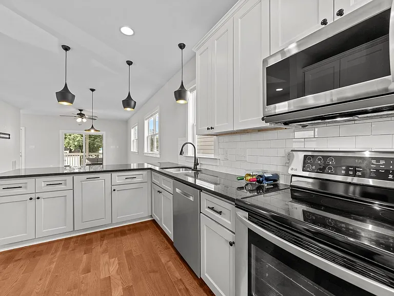 536 E Lenoir St — Photo 6