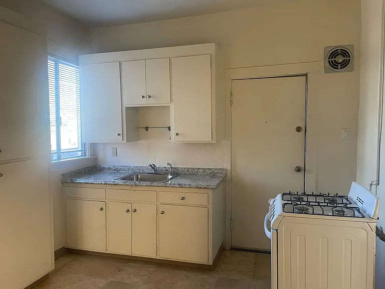 611 W Grand Ave #8 — Photo 12