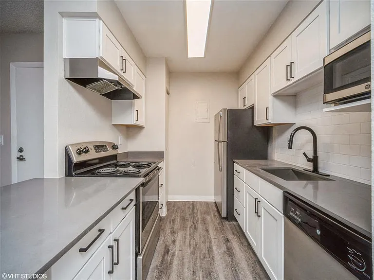 Kitchen space for cooking and baking with plenty of space for eating and making coffee