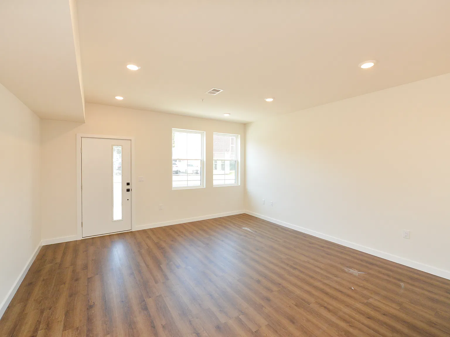 2 bed, $3,200 — Photo 3