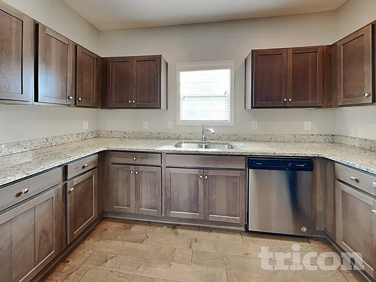 925 Beverly Ct — Photo 6