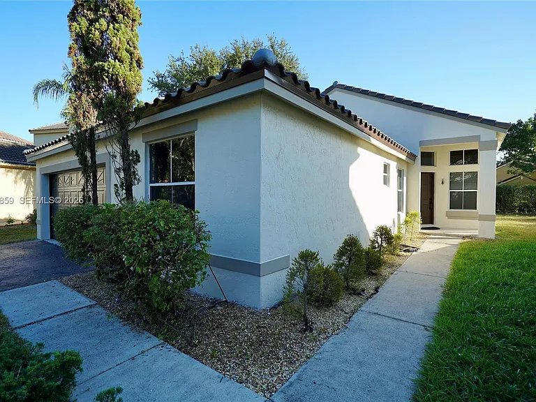 658 Stanton Dr — Photo 1