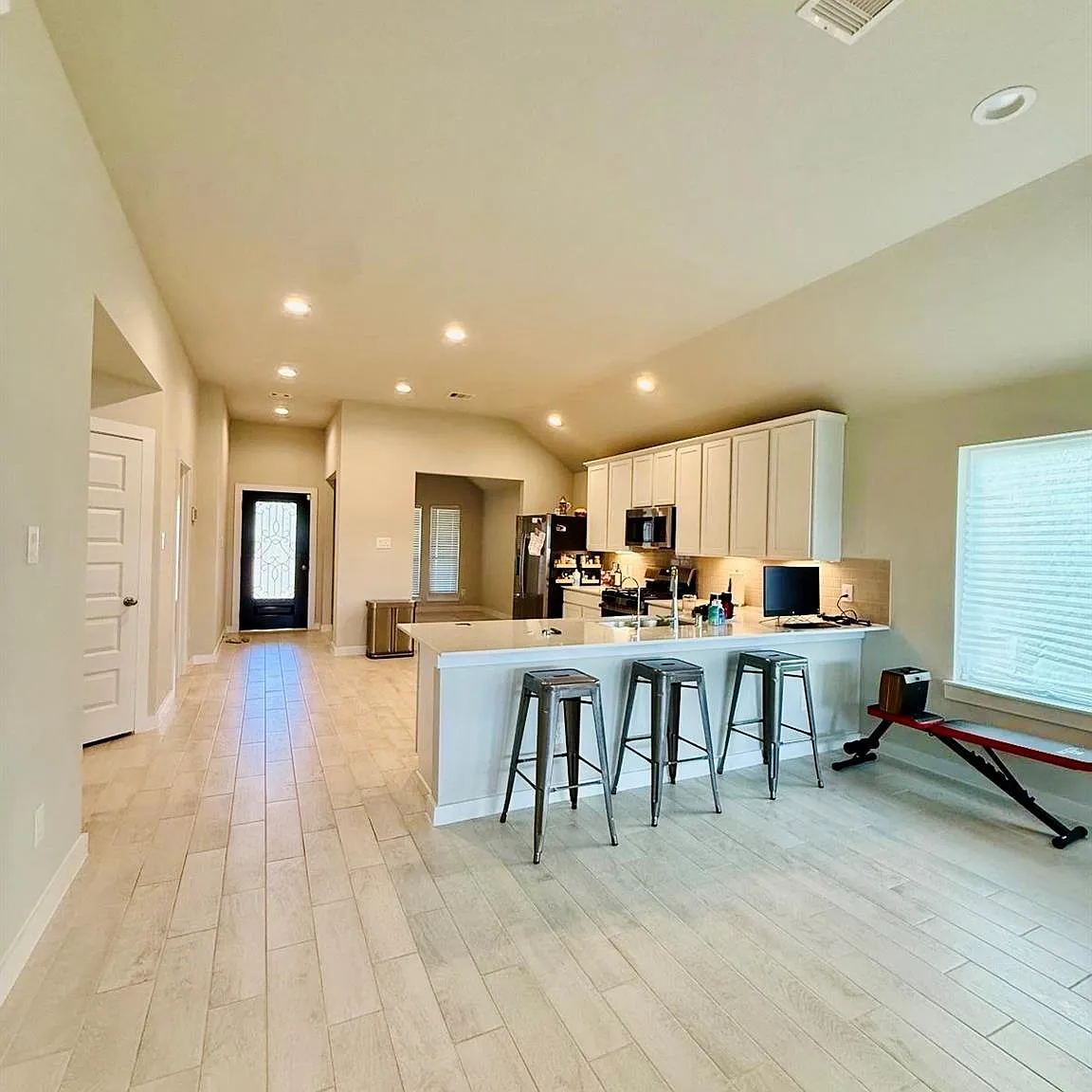 3 bed, 2.5 bath, 1806 sqft, $2,200 — Photo 2