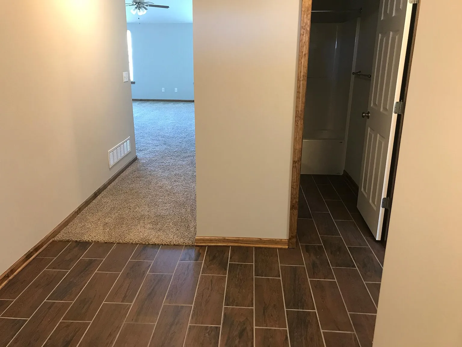 3 bed, 2400 sqft, $2,400 — Photo 2