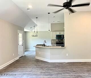 4th image of 1070 Academy Dr