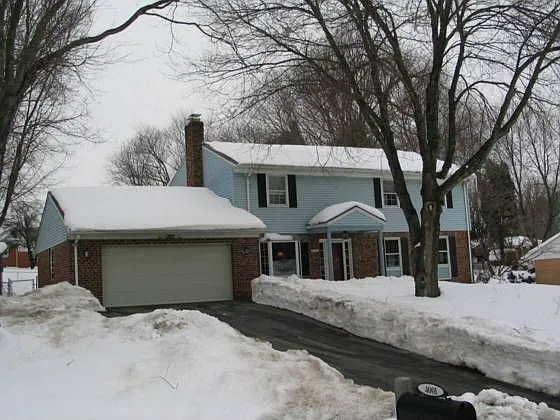 4001 Queen Mary Dr photo 1