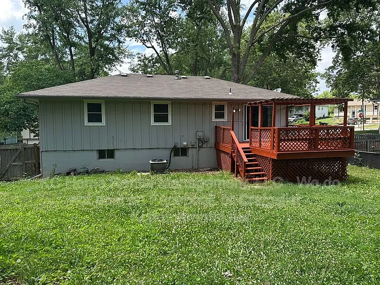 424 NE Lakeview Dr — Photo 36