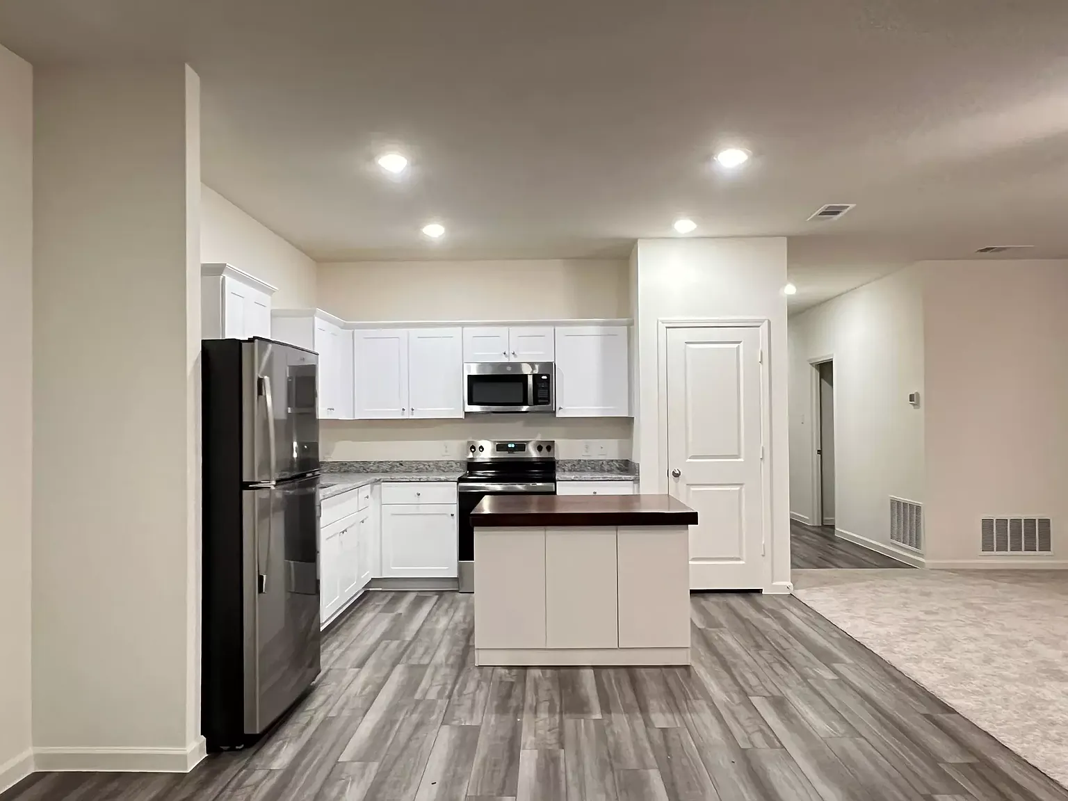 902 Lexington Ln — Photo 2