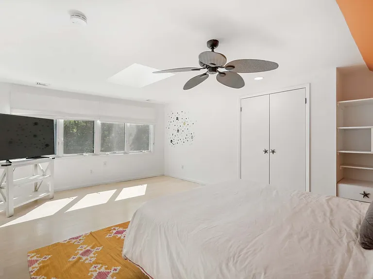 38 Eisenhower Dr — Photo 15