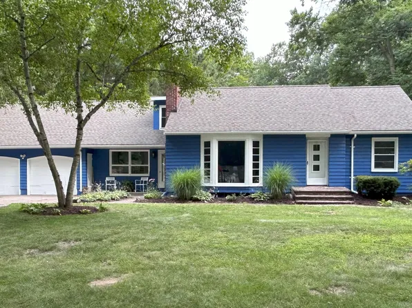 2879 W Fruitport Rd, Spring Lake, MI 49456