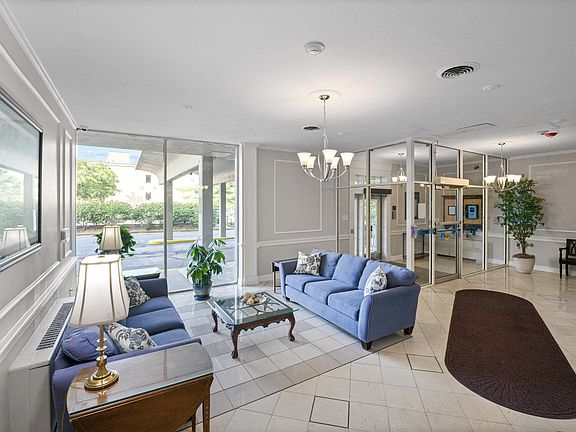 3rd image of 2121 Nicholasville Rd APT 503