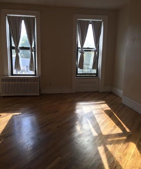 2nd image of 257 20th St #Rr