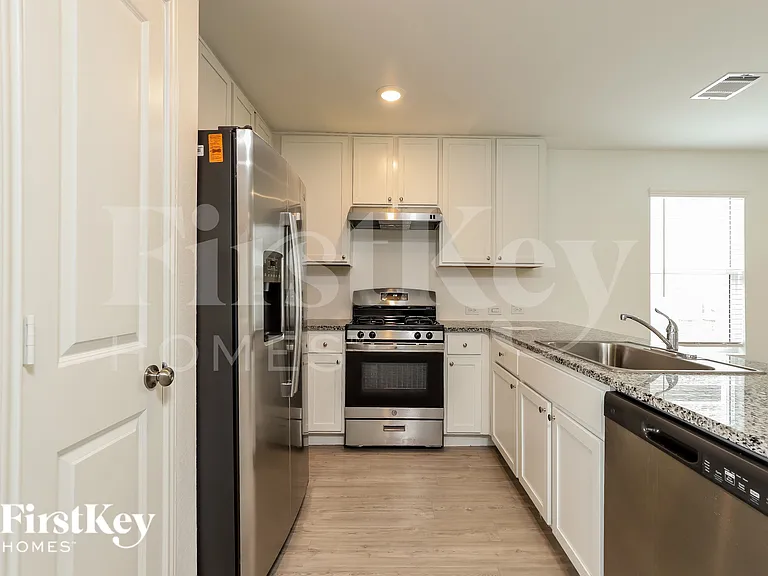 2439 Lake Hls — Photo 6