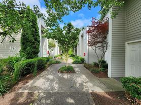 Prestige Townhomes: Stylish 2-Bedroom Living in the Heart of Puyallup