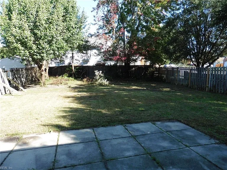 2364 Charing Cross Rd — Photo 11