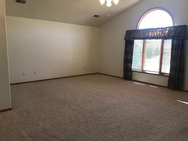 4 bed, 3.5 bath, 3600 sqft, $3,195 — Photo 3