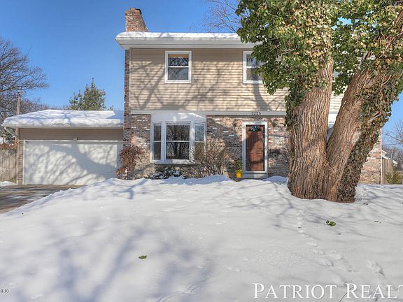 3rd image of 2225 Elmwood Dr SE
